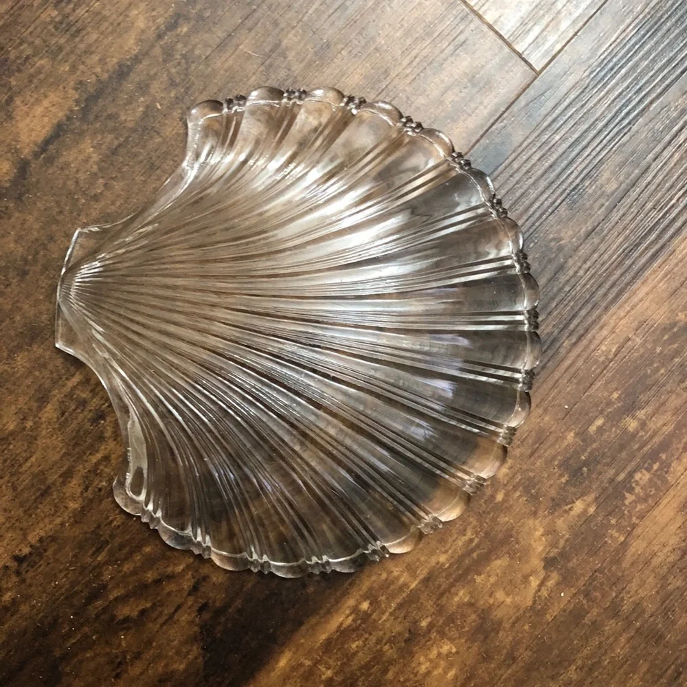 7" Vintage Glass Seashell Dish for serving, soap, trinkets - Picture 2 of 7